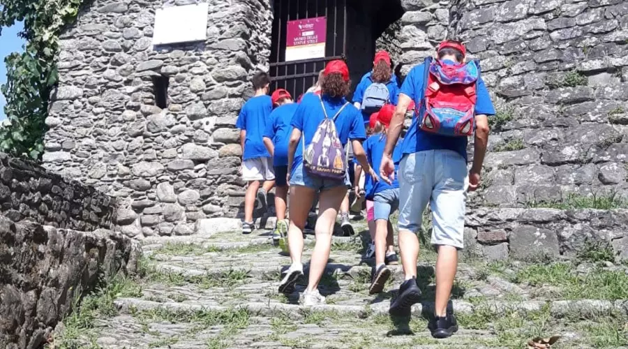 Ragazzi che salgono le scale